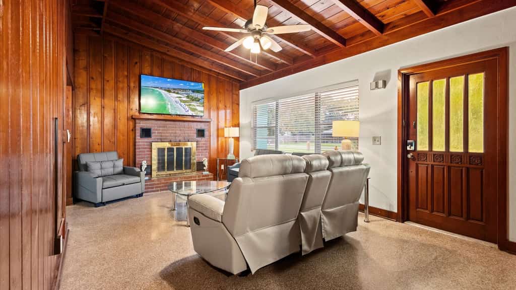 2BR Coastal Cottage Near Downtown & Beaches