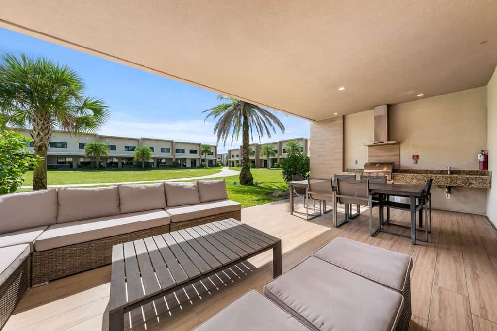 Bright and Modern Townhome at Magic Village – Superb Disney Location