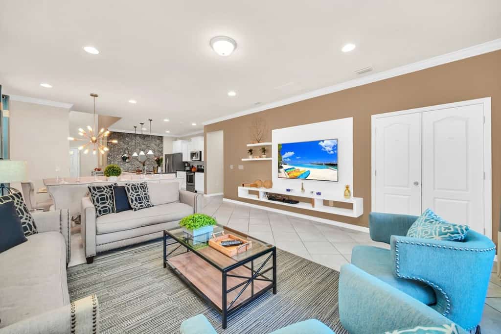 Modern Home, Private Pool. Sleeps 15 | WW102