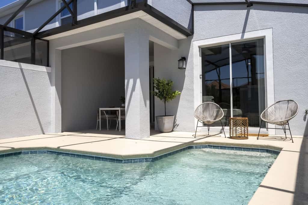Bright Modern Home @Storey Lake