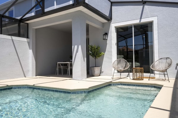 Bright Modern Home @Storey Lake