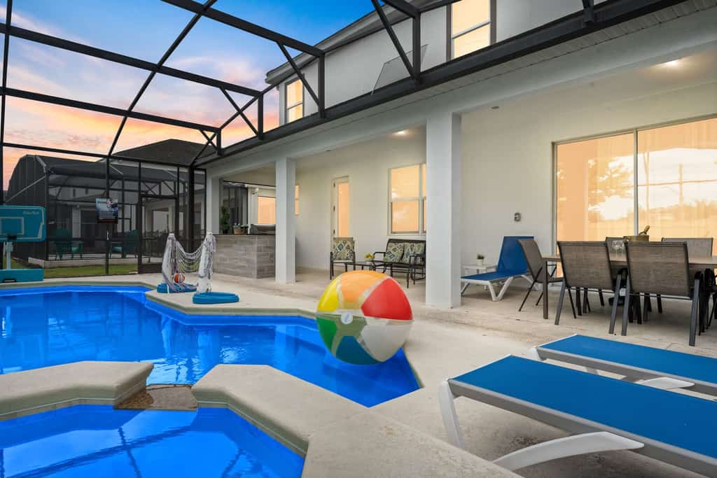 Luxury Villa: Pool, Home Cinema, BBQ & Near Disney Parks