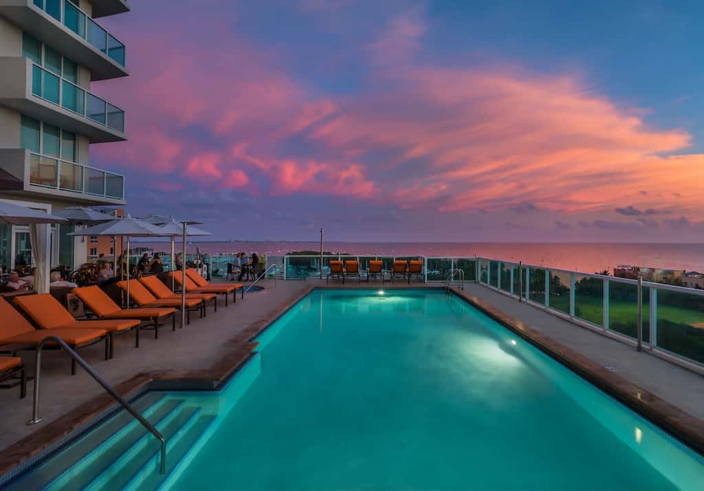 Panoramic Views Residence with Private Balcony