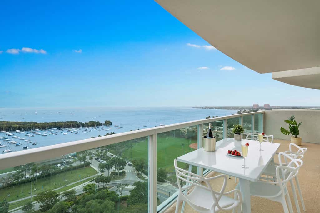 Panoramic Views Residence with Private Balcony
