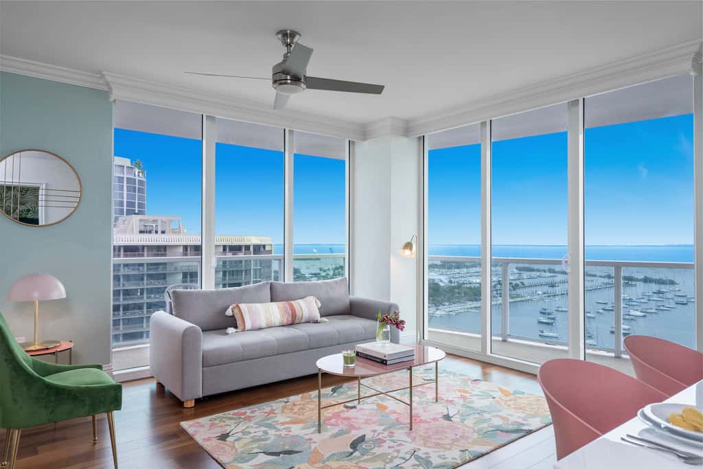 Panoramic Views Residence with Private Balcony