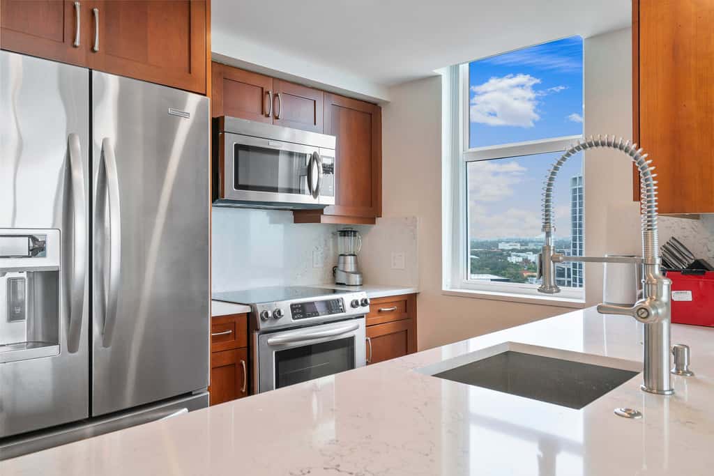 Panoramic Views Residence with Private Balcony