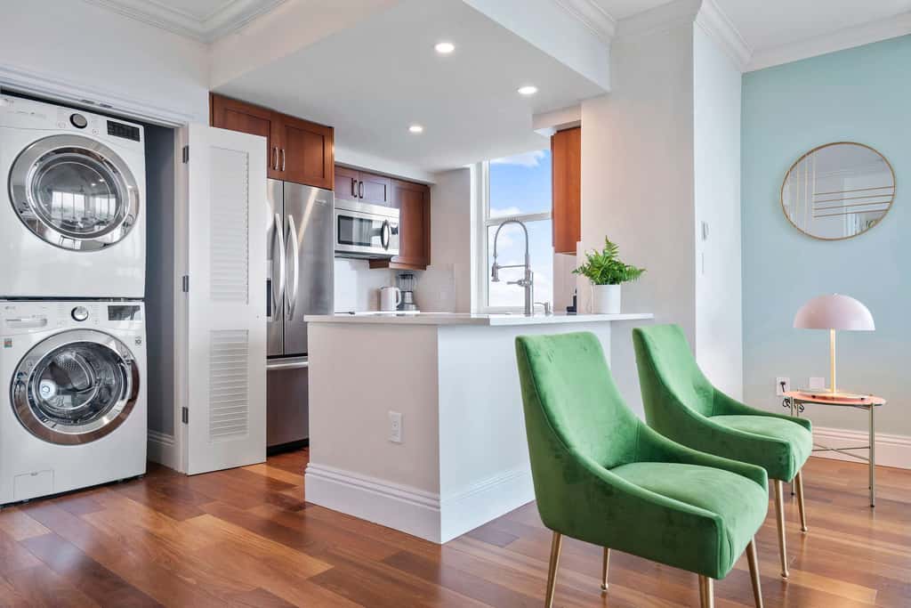 Panoramic Views Residence with Private Balcony