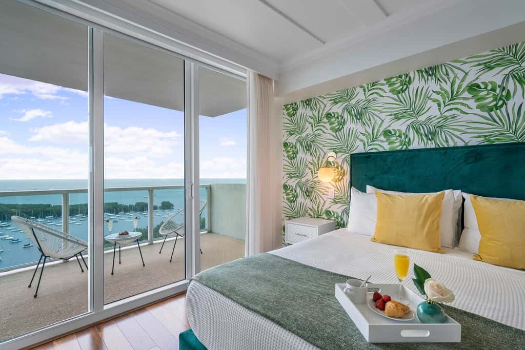 Panoramic Views Residence with Private Balcony