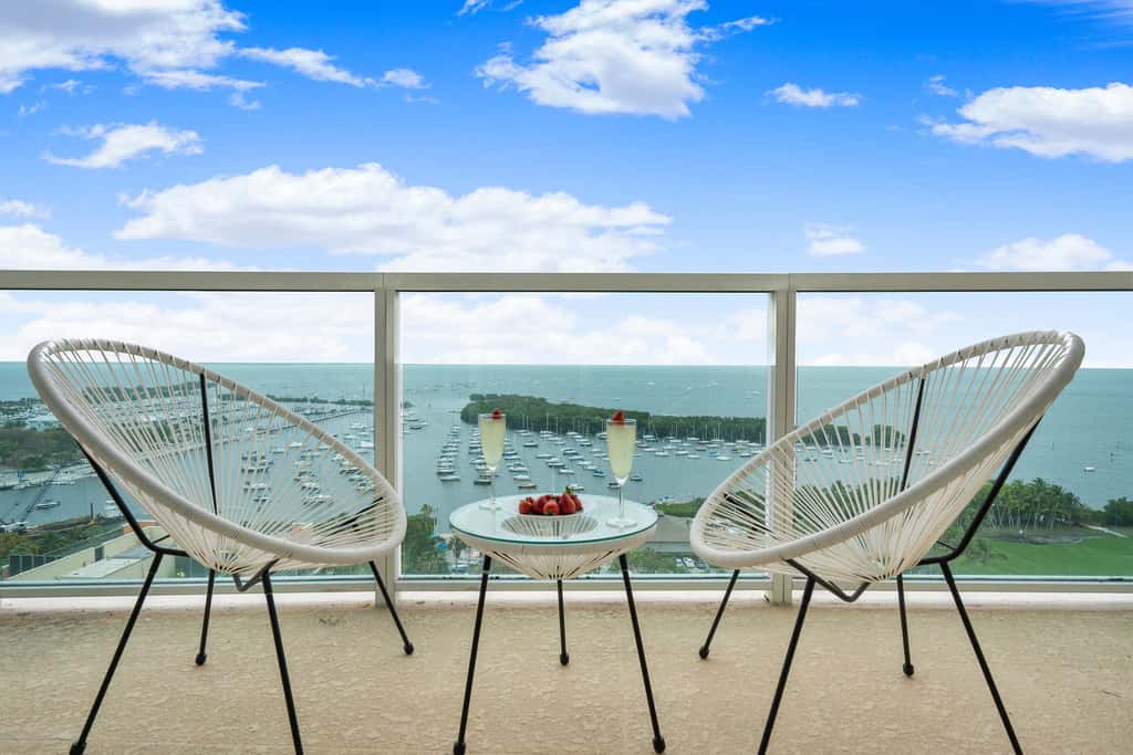 Panoramic Views Residence with Private Balcony