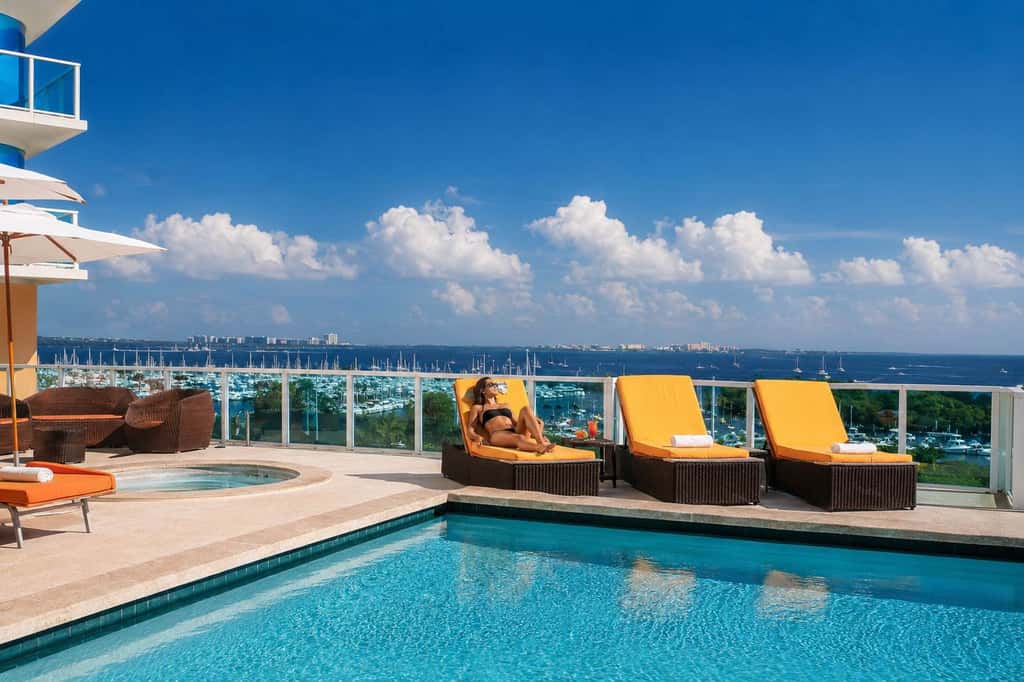 Panoramic Views Residence with Private Balcony