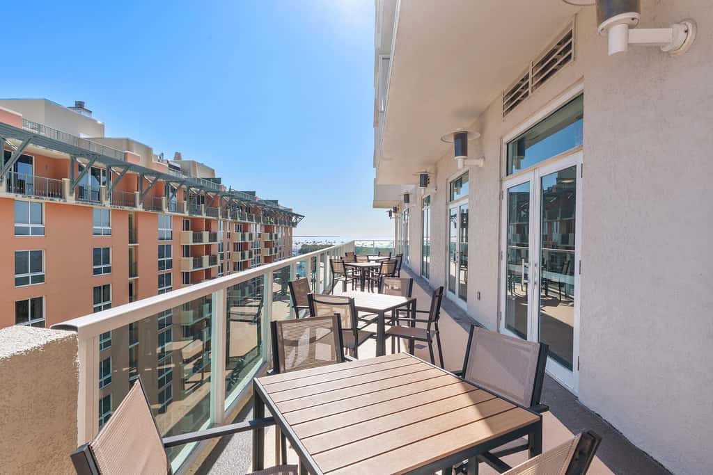 Panoramic Views Residence with Private Balcony
