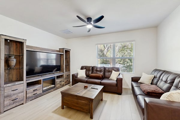 Gorgeous coastal home with plenty of privacy, full kitchen & backyard