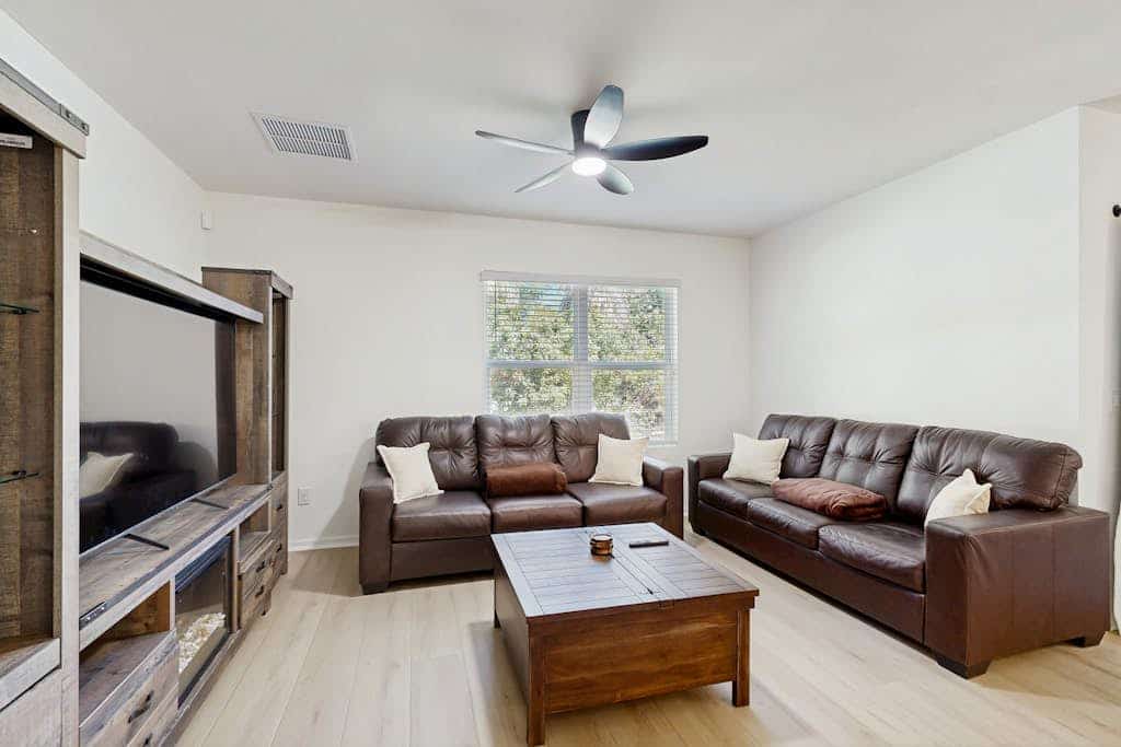 Gorgeous coastal home with plenty of privacy, full kitchen & backyard