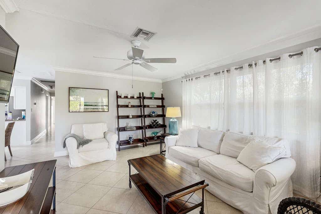 Gorgeous coastal home, dog-friendly and private pool