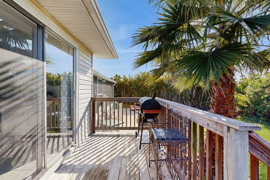 Cozy coastal duplex with full kitchen, close to beach & shopping