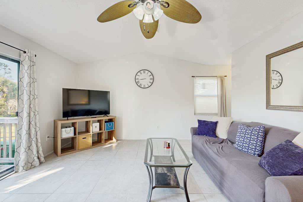 Cozy coastal duplex with full kitchen, close to beach & shopping