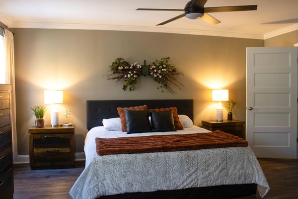 Escape to the Peach State Hideaway in Columbus, Georgia! This spacious holiday home offers a perfect blend of comfort and convenience. With 4 bedrooms, 2.5 bathrooms, and a fully equipped kitchen, it's ideal for families and groups. Enjoy amenities like a BBQ grill, indoor fireplace, and free parking. Located near attractions, this house provides a relaxing retreat with all the comforts of home. Perfect for a memorable Columbus getaway!