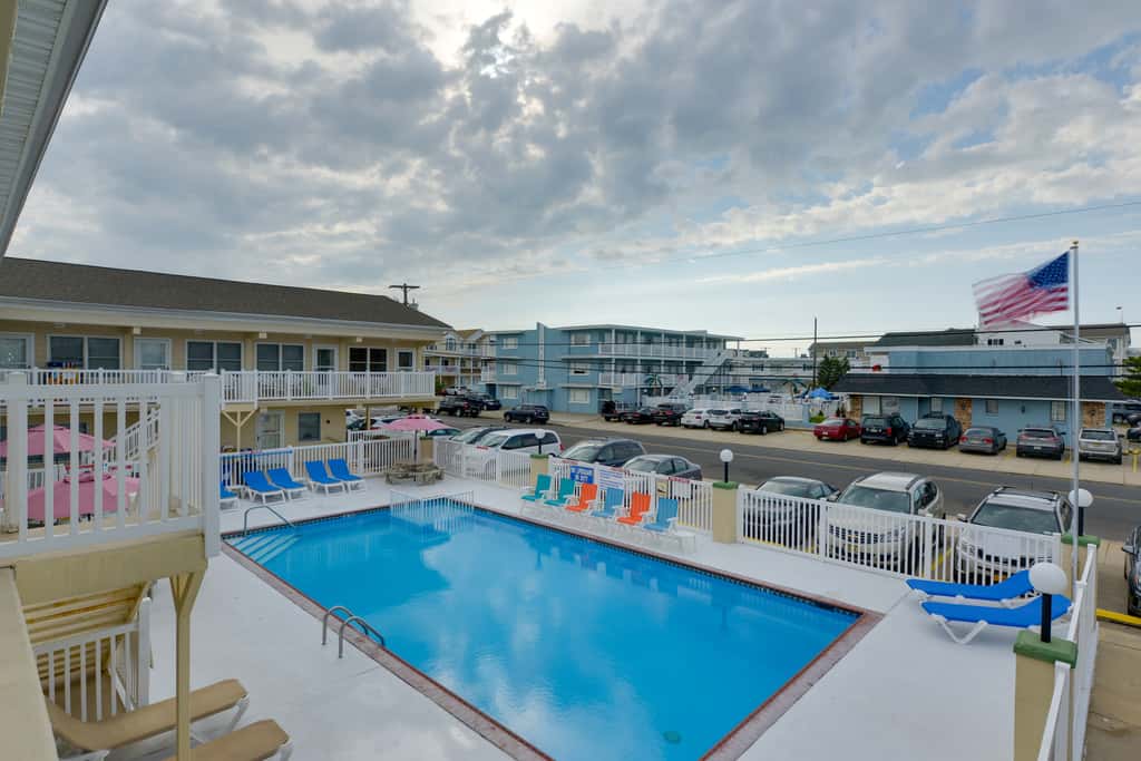 North Wildwood Condo w/ Pool, Walk to Boardwalk!