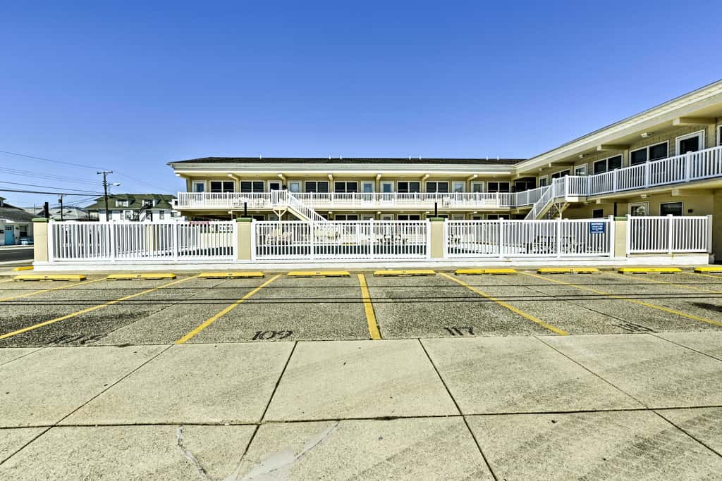 North Wildwood Condo w/ Pool, Walk to Boardwalk!
