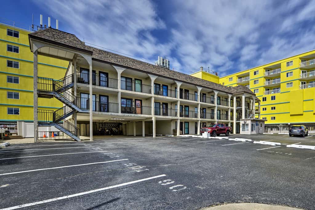 Coastal Condo w/ Pool, 1 Block to Wildwood Beach!