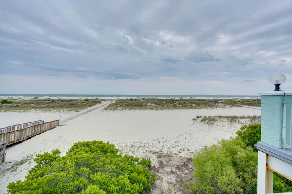 Cozy Oceanfront Condo w/ Pool & Beach Access!