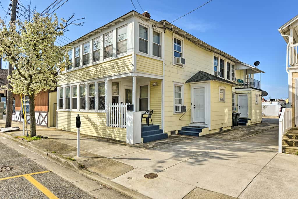 1 Block to Convention Center! Dog-Friendly Apt