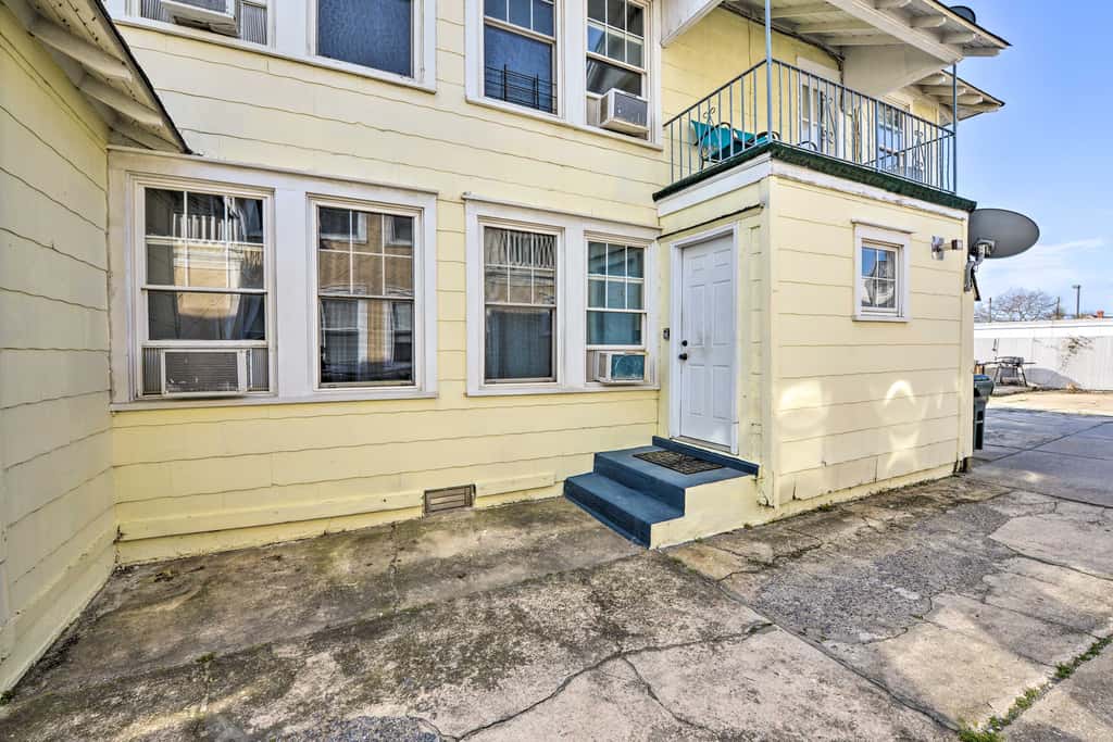 1 Block to Convention Center! Dog-Friendly Apt