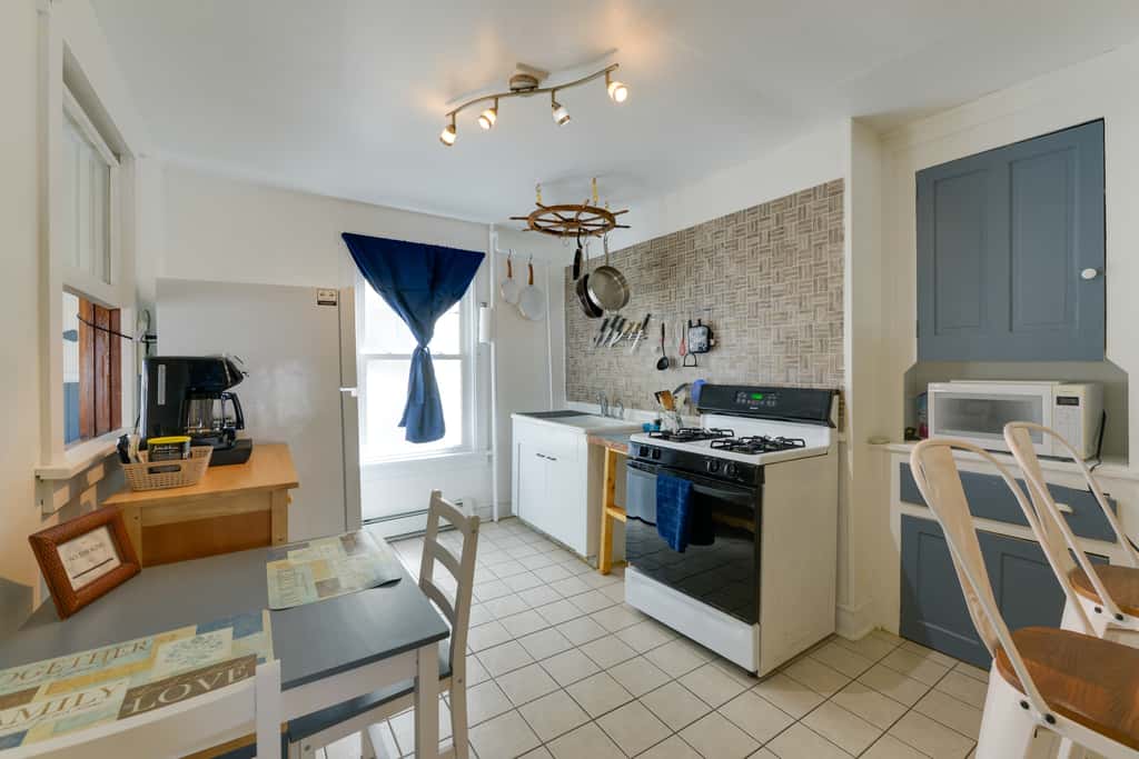 Near Convention Center & Boardwalk! Apt w/ Sunroom