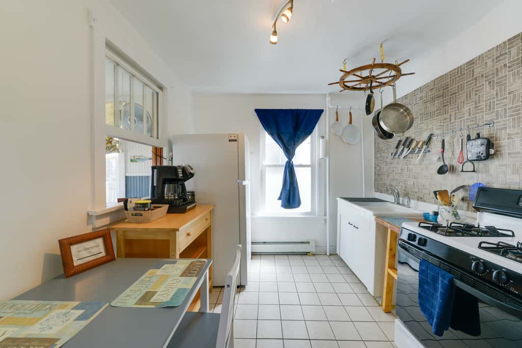 Near Convention Center & Boardwalk! Apt w/ Sunroom