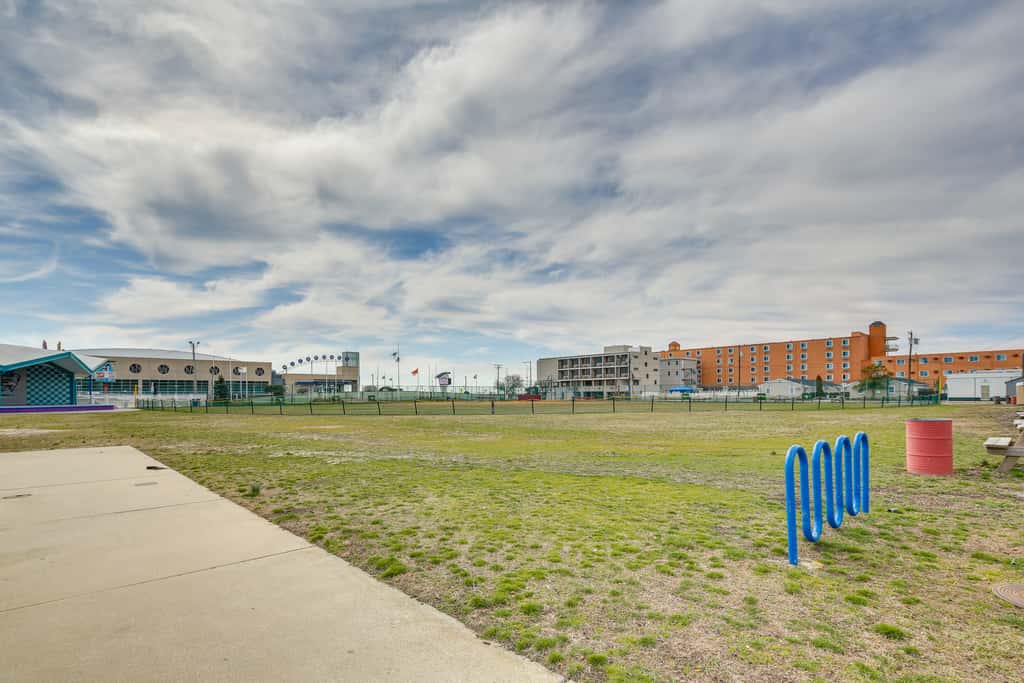 Near Convention Center & Boardwalk! Apt w/ Sunroom