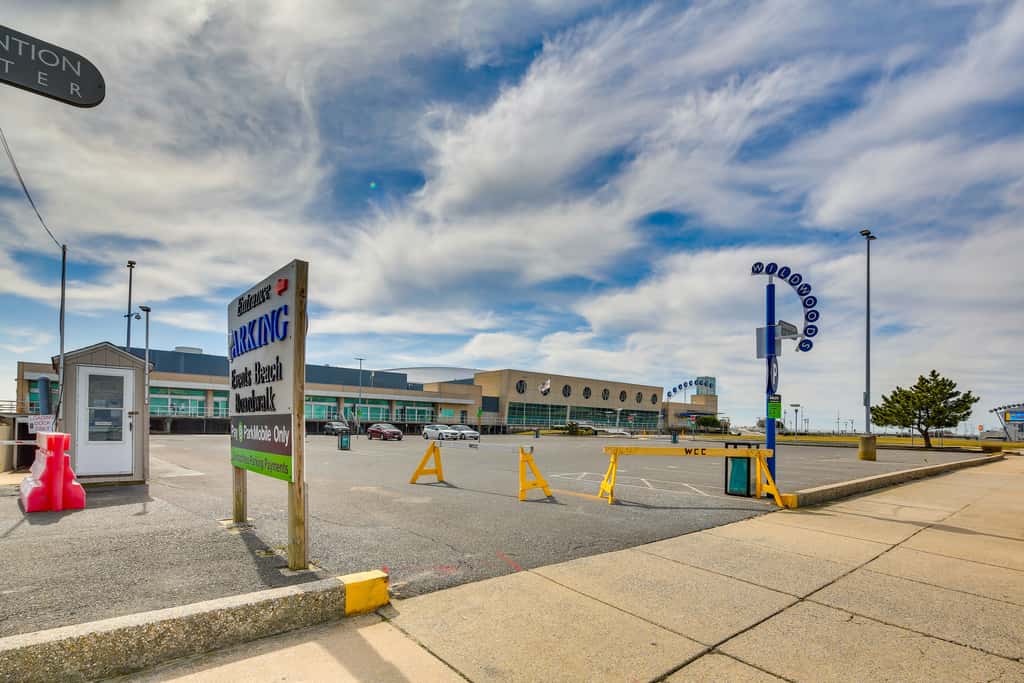 Near Convention Center & Boardwalk! Apt w/ Sunroom
