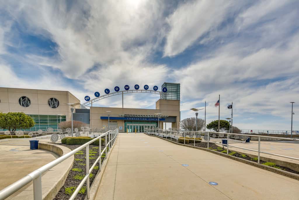 Walk to Convention Center & Boardwalk! Family Apt