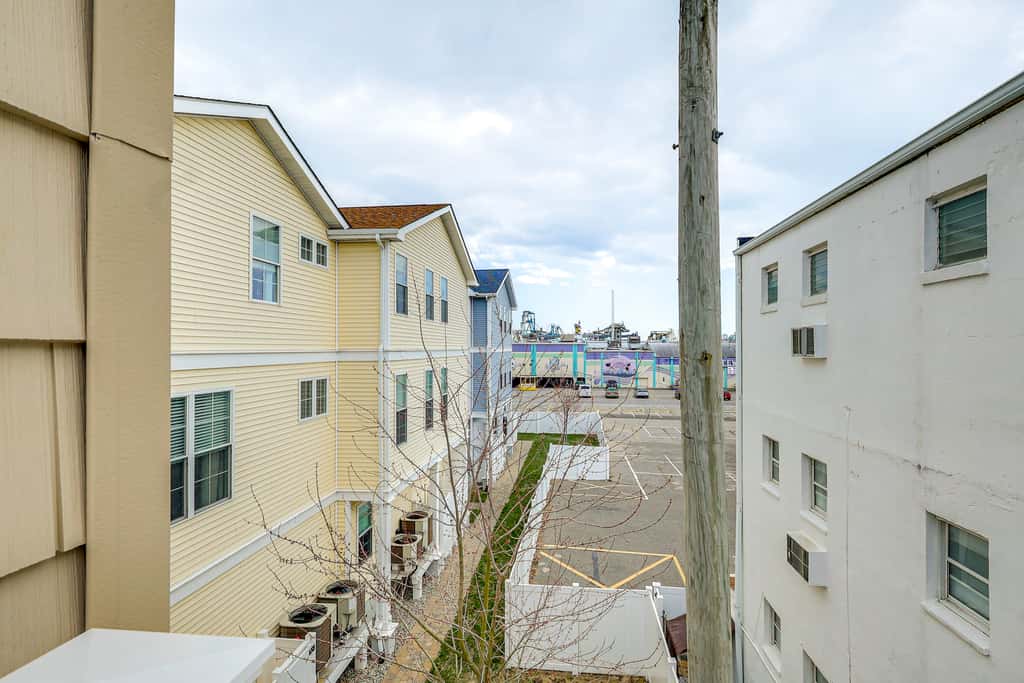 Wildwood Condo w/ Pool Access, Walk to Beach