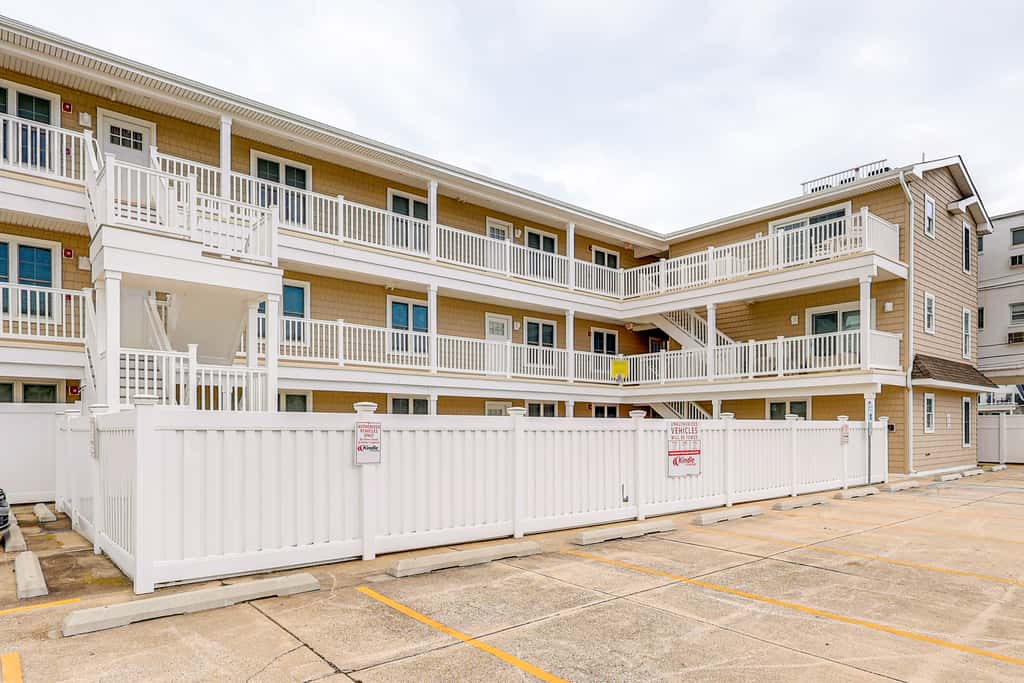 Wildwood Condo w/ Pool Access, Walk to Beach