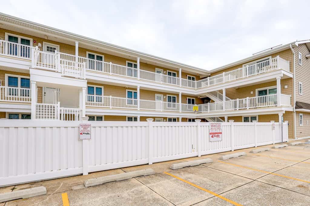 Wildwood Condo w/ Pool Access, Walk to Beach
