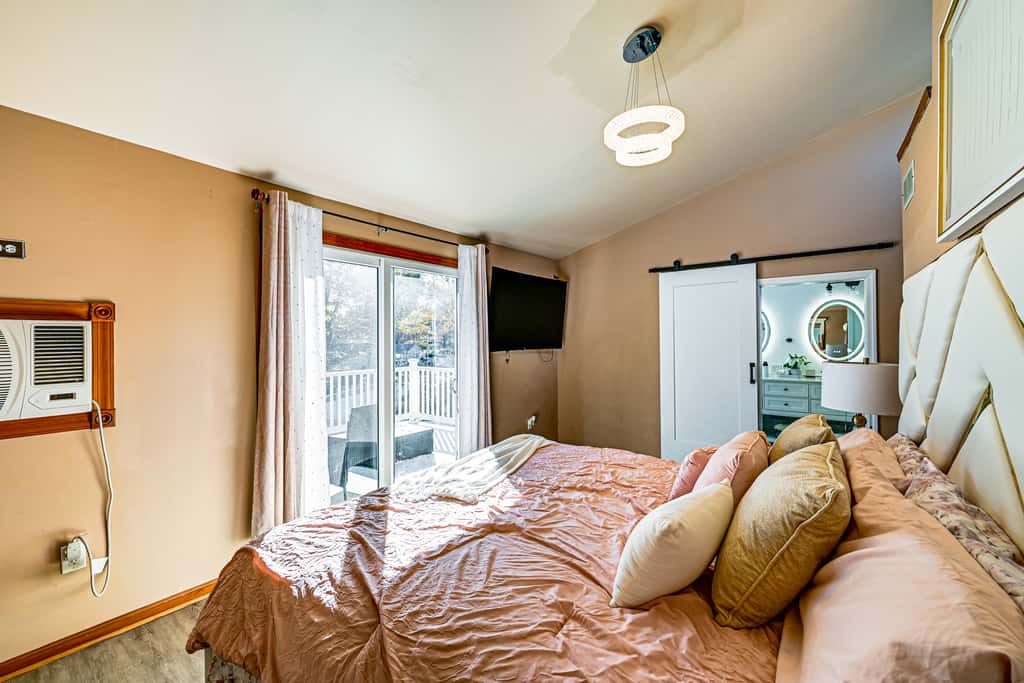 < 1 Mi to Ocean Gate Beach! Lovely Home w/ Hot Tub