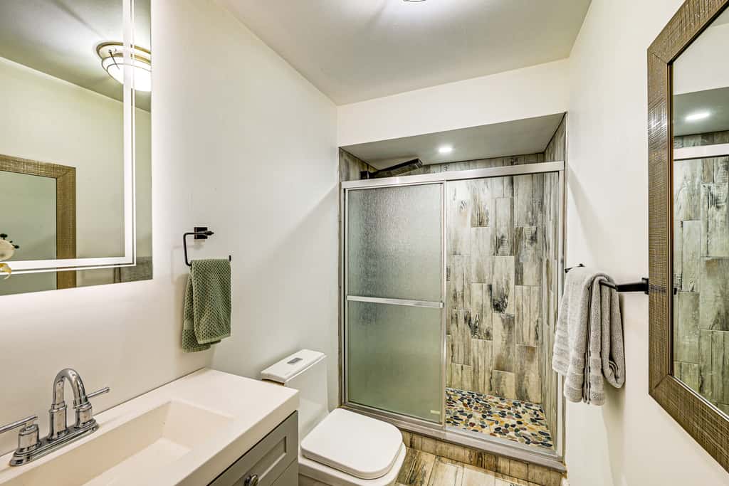 < 1 Mi to Ocean Gate Beach! Lovely Home w/ Hot Tub