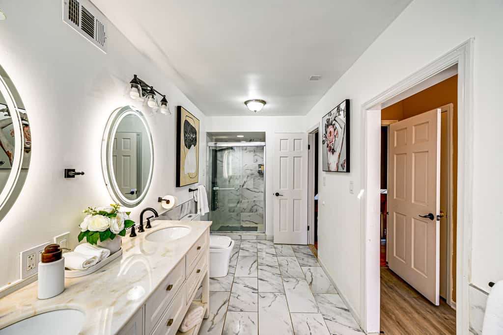 < 1 Mi to Ocean Gate Beach! Lovely Home w/ Hot Tub