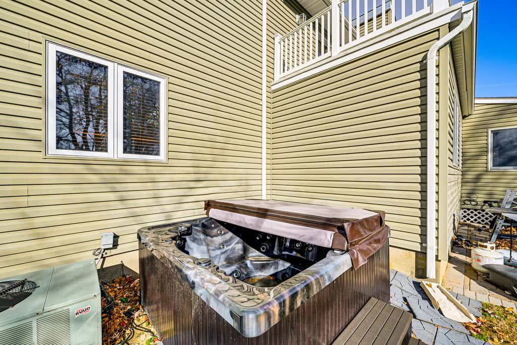 < 1 Mi to Ocean Gate Beach! Lovely Home w/ Hot Tub