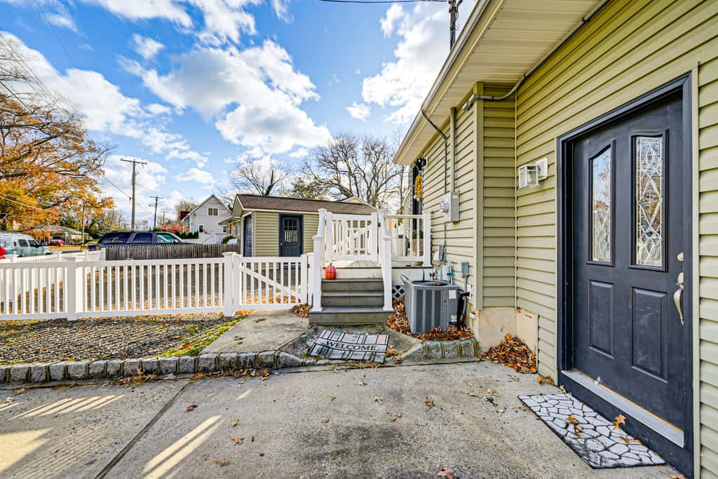 < 1 Mi to Ocean Gate Beach! Lovely Home w/ Hot Tub