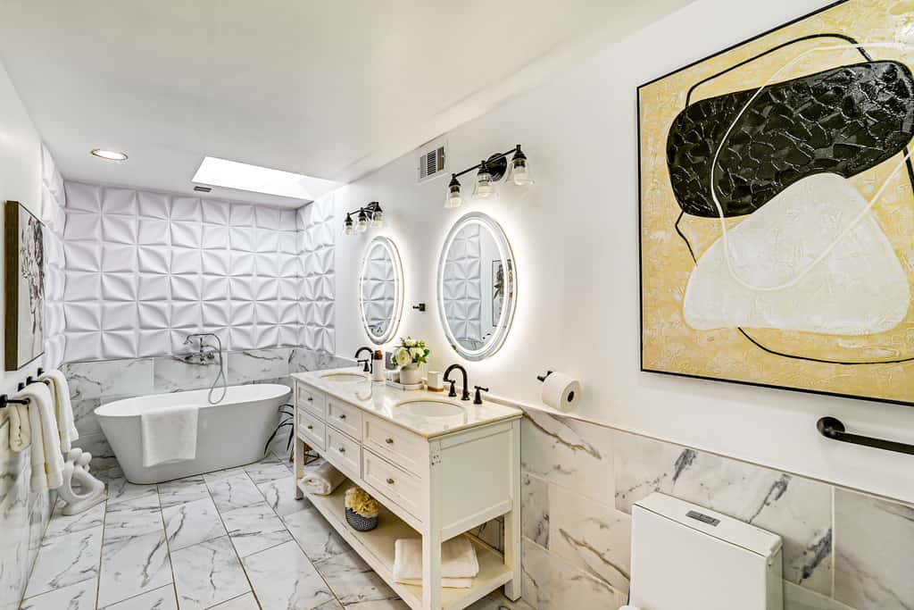 < 1 Mi to Ocean Gate Beach! Lovely Home w/ Hot Tub