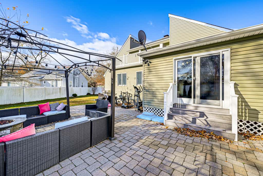 < 1 Mi to Ocean Gate Beach! Lovely Home w/ Hot Tub