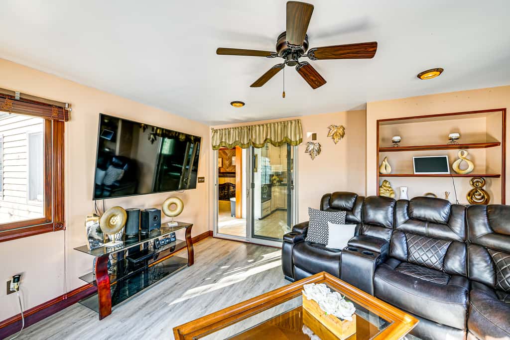 < 1 Mi to Ocean Gate Beach! Lovely Home w/ Hot Tub