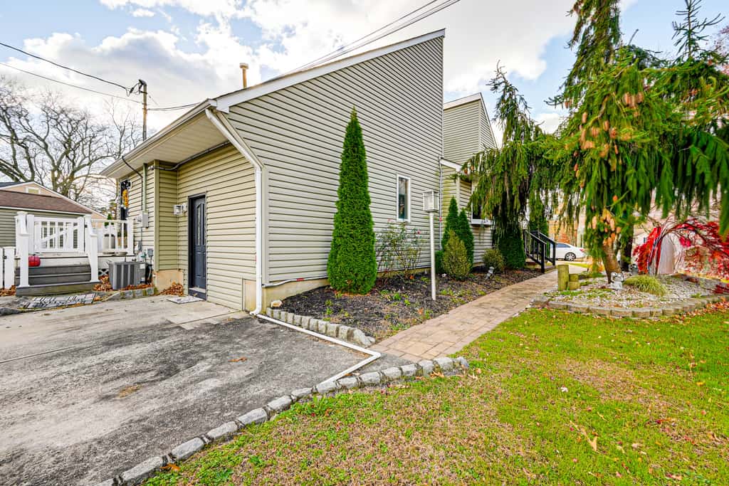 < 1 Mi to Ocean Gate Beach! Lovely Home w/ Hot Tub