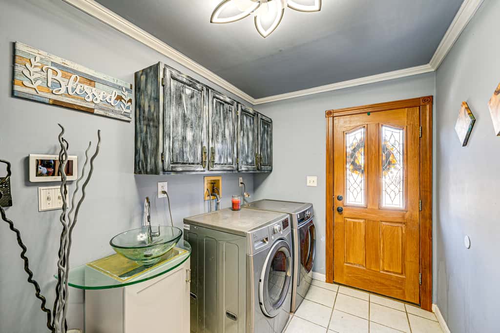 < 1 Mi to Ocean Gate Beach! Lovely Home w/ Hot Tub