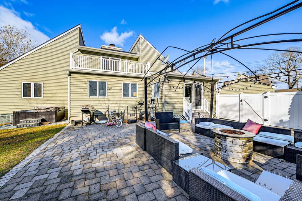 < 1 Mi to Ocean Gate Beach! Lovely Home w/ Hot Tub