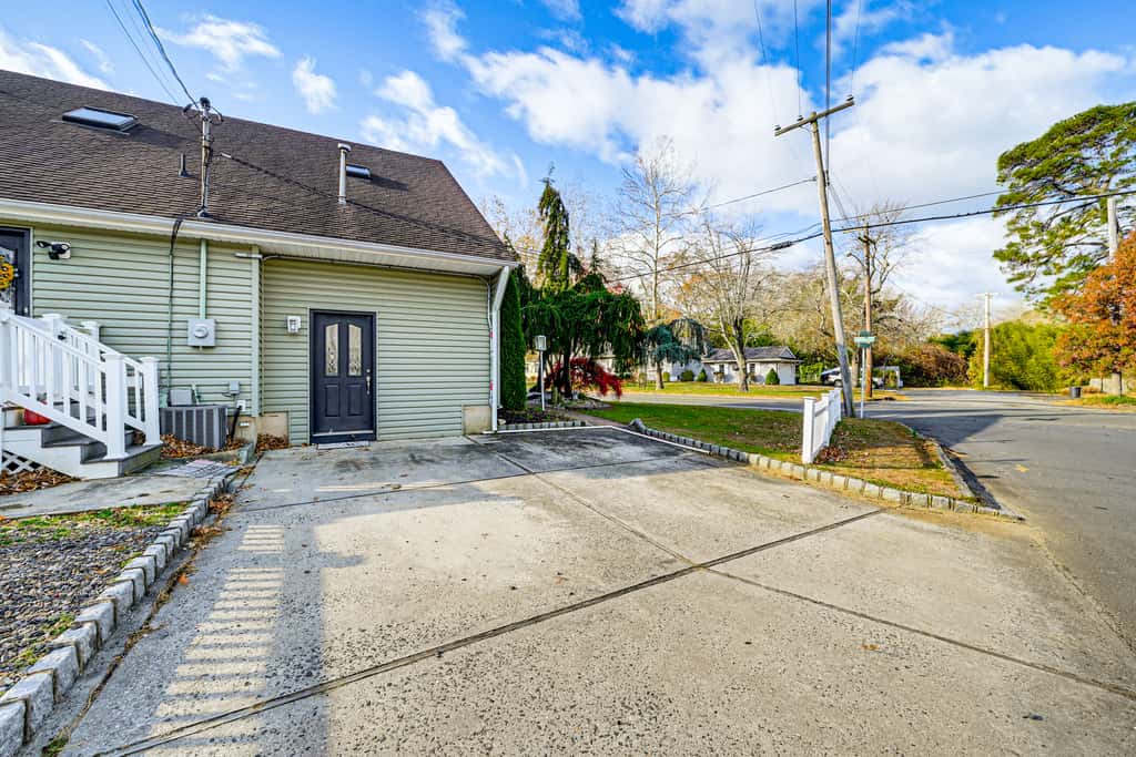 < 1 Mi to Ocean Gate Beach! Lovely Home w/ Hot Tub