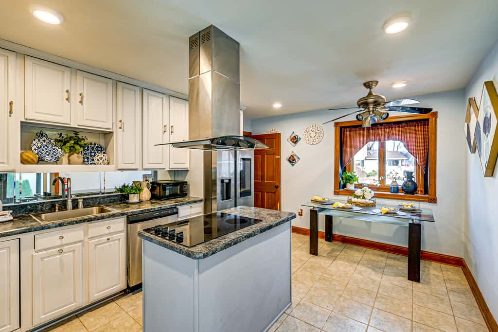 < 1 Mi to Ocean Gate Beach! Lovely Home w/ Hot Tub