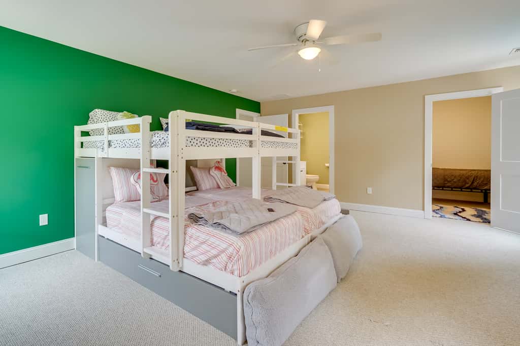Gorgeous Keansburg Home w/ Pool: Walk to Beach!