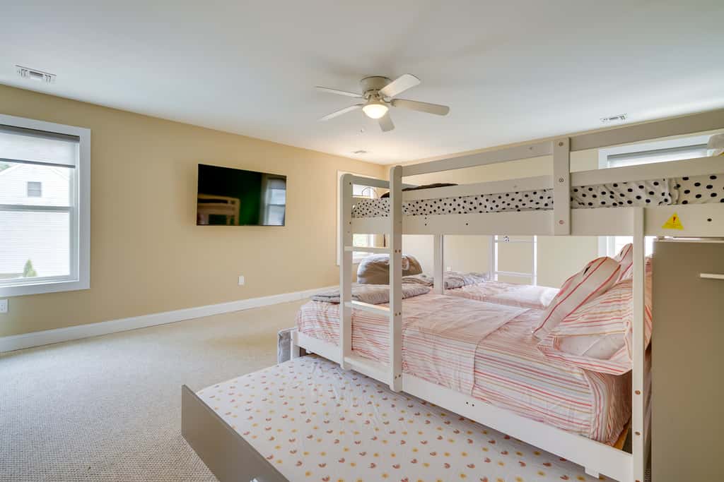 Gorgeous Keansburg Home w/ Pool: Walk to Beach!